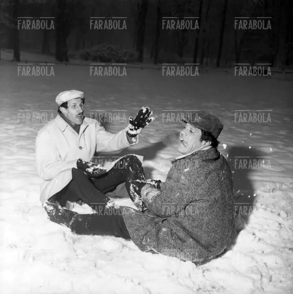 Franco Franchi e Ciccio Ingrassia giocano con la neve al parco, Milano, 1963