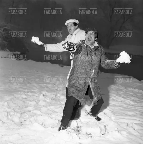 Franco Franchi e Ciccio Ingrassia giocano con la neve al parco, Milano, 1963