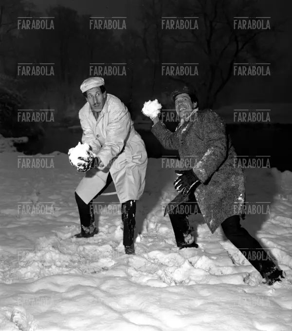 Franco Franchi e Ciccio Ingrassia giocano con la neve al parco, Milano, 1963