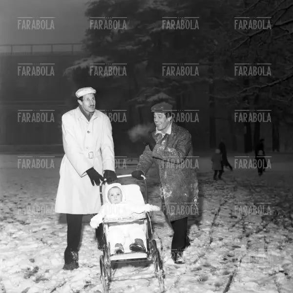 Franco Franchi e Ciccio Ingrassia con un bambino al parco, Milano, 1963