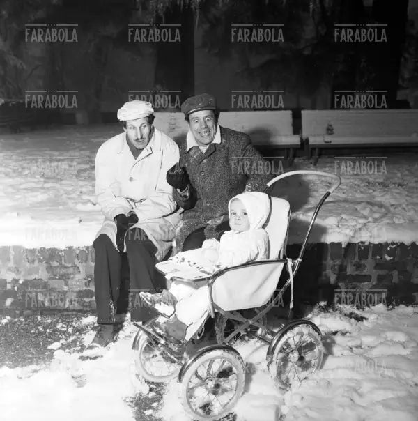 Franco Franchi e Ciccio Ingrassia con un bambino al parco, Milano, 1963