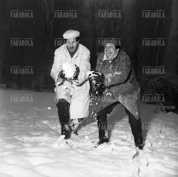 Franco Franchi e Ciccio Ingrassia giocano con la neve al parco, Milano, 1963