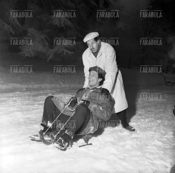 Franco Franchi e Ciccio Ingrassia con lo slittino al parco, Milano, 1963