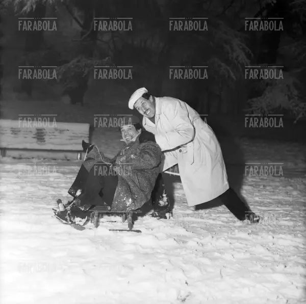 Franco Franchi e Ciccio Ingrassia con lo slittino al parco, Milano, 1963