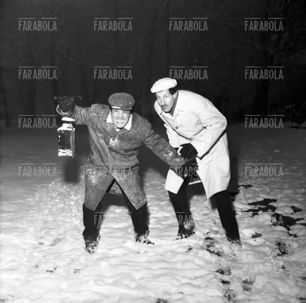 Franco Franchi e Ciccio Ingrassia nella neve al parco, Milano, 1963