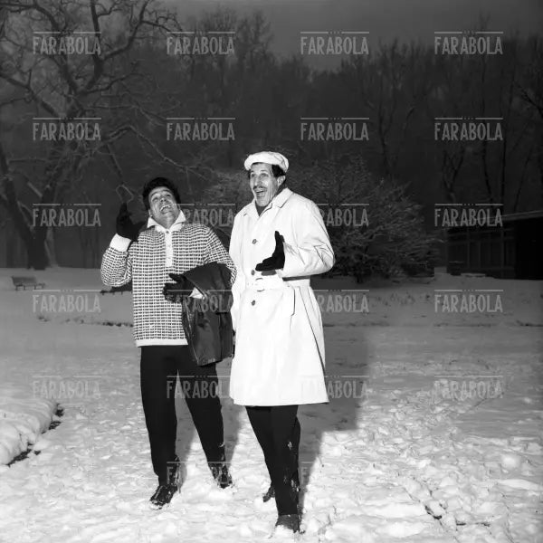 Franco Franchi e Ciccio Ingrassia nella neve al parco, Milano, 1963