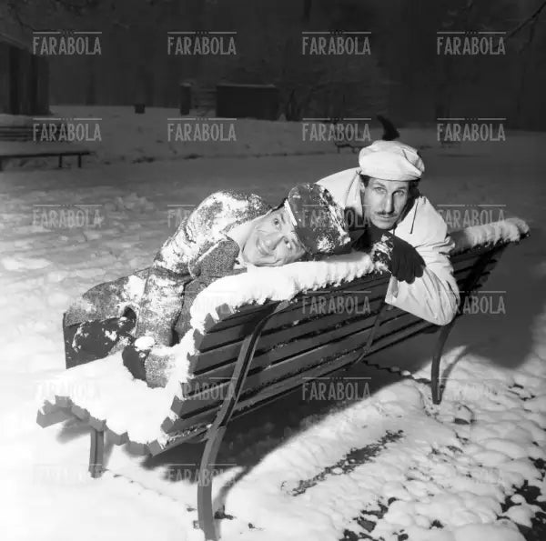 Franco Franchi e Ciccio Ingrassia su una panchina al parco, Milano, 1963
