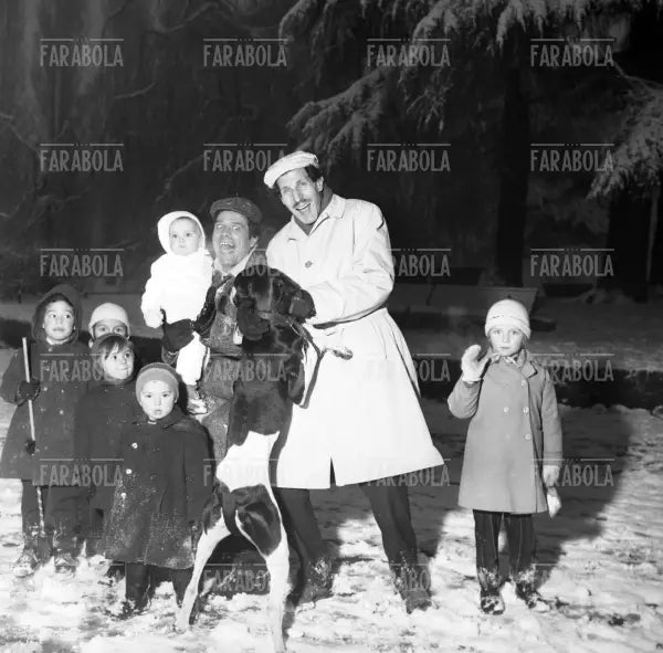 Franco Franchi e Ciccio Ingrassia con alcuni bambini e un cane al parco, Milano, 1963