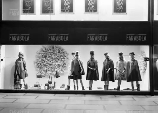 Mantelle in una vetrina della Rinascente, Milano, 1963