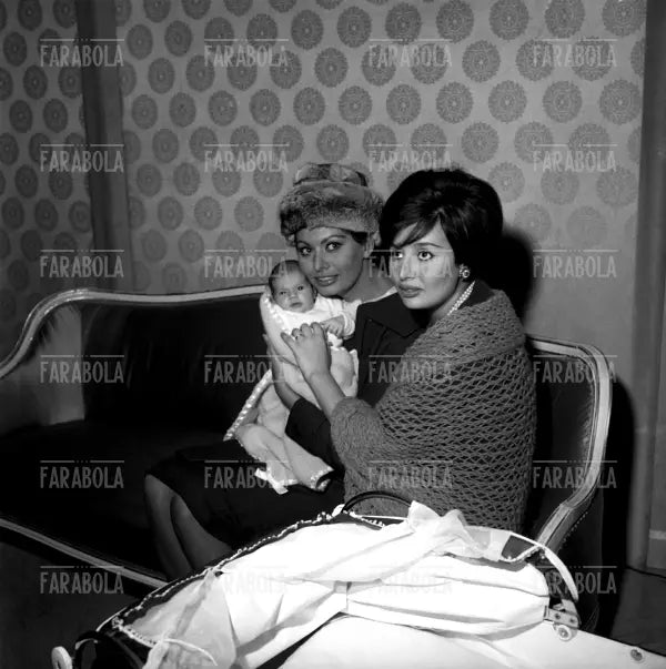 Sophia Loren, la sorella Maria Scicolone e la nipote Alessandra Mussolini neonata, 1963