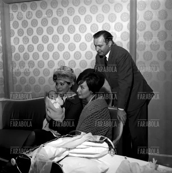 Sophia Loren, Maria Scicolone, Romano Mussolini e la nipote Alessandra Mussolini neonata, 1963