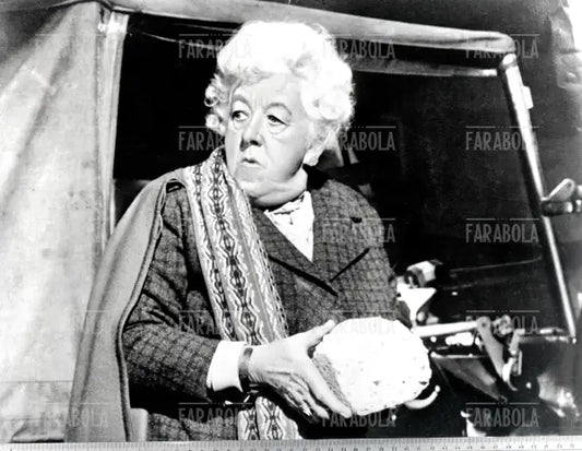 Margaret Rutherford in una scena del film Murder at the Gallop, 1963