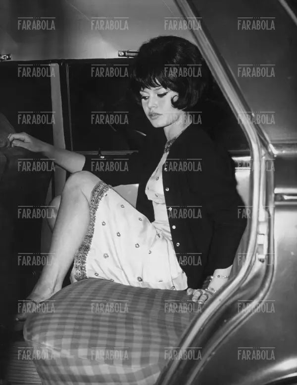 Brigitte Bardot in automobile, Roma, 1963
