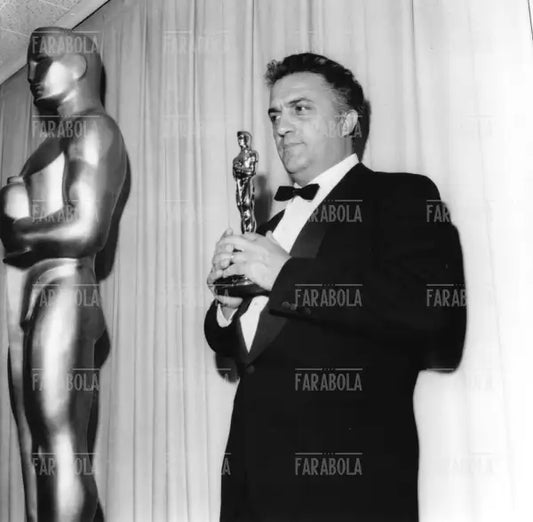 Federico Fellini riceve l'Oscar per Otto e mezzo, Los Angeles, 1964