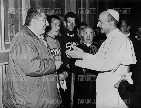 Gino Bramieri e i ciclisti del Giro d'Italia da Papa Paolo VI, Città del Vaticano, 1964