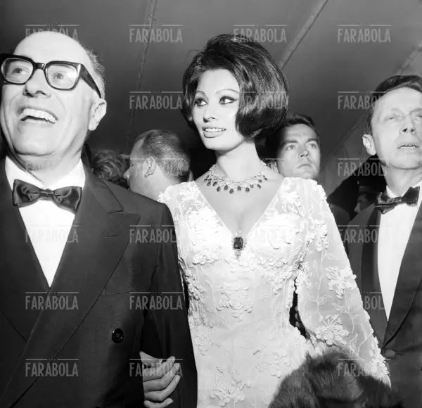 Sophia Loren e il marito Carlo Ponti, Prima del film La caduta dell'impero romano, Festival di Cannes, 1964