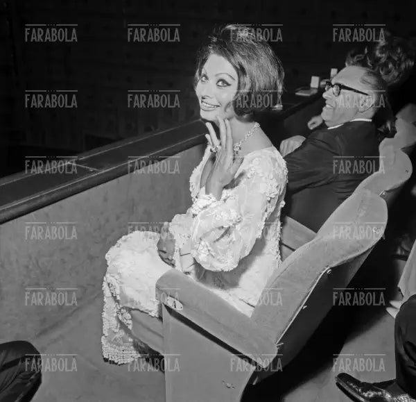Sophia Loren e il marito Carlo Ponti, Prima del film La caduta dell'impero romano, Festival di Cannes, 1964