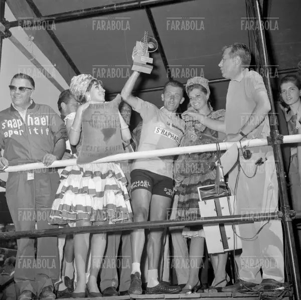 Jacques Anquetil vincitore del Giro d'Italia alla premiazione, Milano, 1964