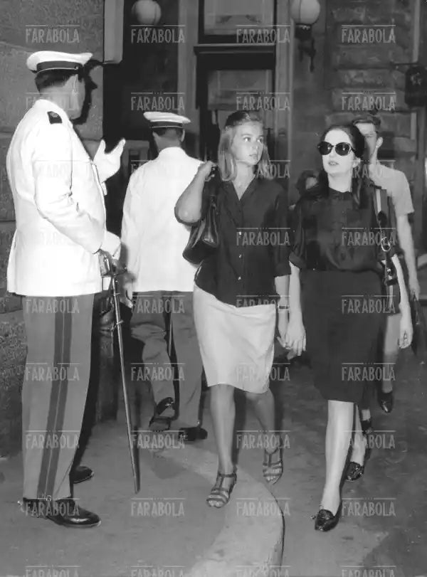 Mina e Lorella De Luca in via Condotti, Roma, 1964