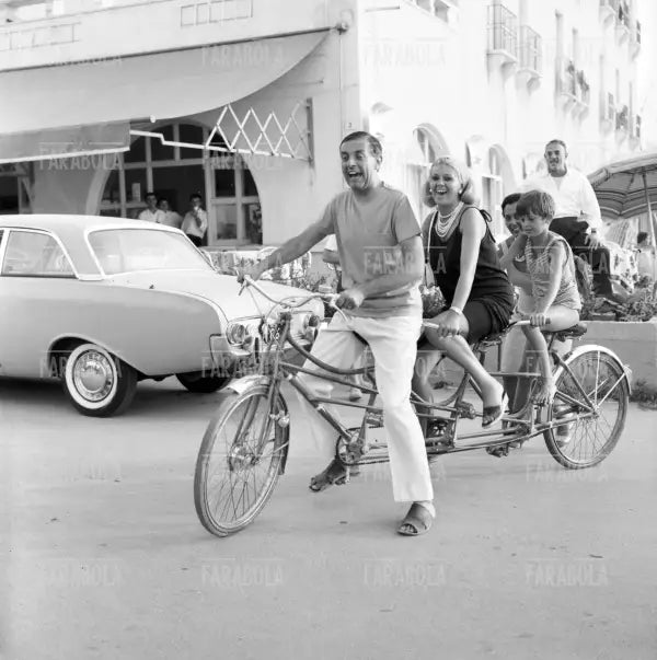 Dario Fo e Franca Rame in tandem con il figlio Jacopo Fo, Cesenatico, 1964
