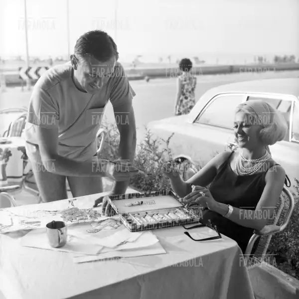 Franca Rame guarda Dario Fo che dipinge, Cesenatico, 1964