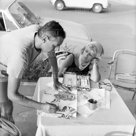Franca Rame guarda Dario Fo che dipinge, Cesenatico, 1964