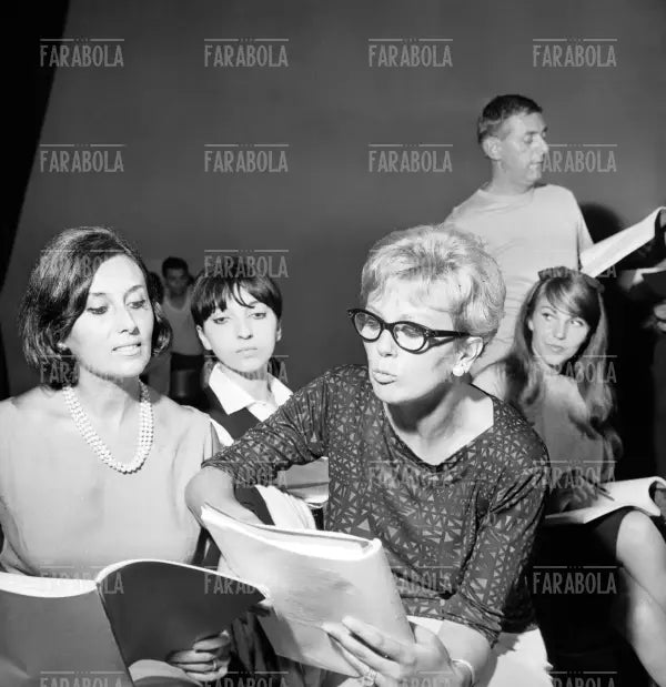 Pia Rame, Mariangela Melato, Franca Rame e Dario Fo, Prove di Settimo: ruba un po' meno, Teatro Nuovo, Milano, 1964