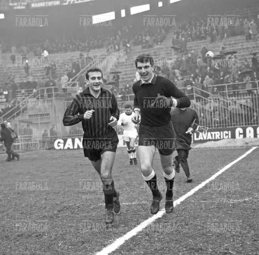 Giovanni Lodetti e Dino Zoff entrano in campo, Milan-Mantova, Milano, 1965