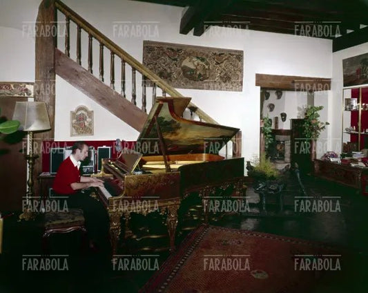 Charles Aznavour al pianoforte a casa, Galluis, 1965
