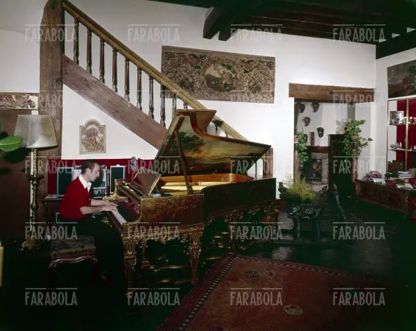 Charles Aznavour al pianoforte a casa, Galluis, 1965
