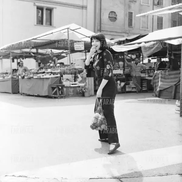 Mariangela Melato al mercato, Milano, 1965