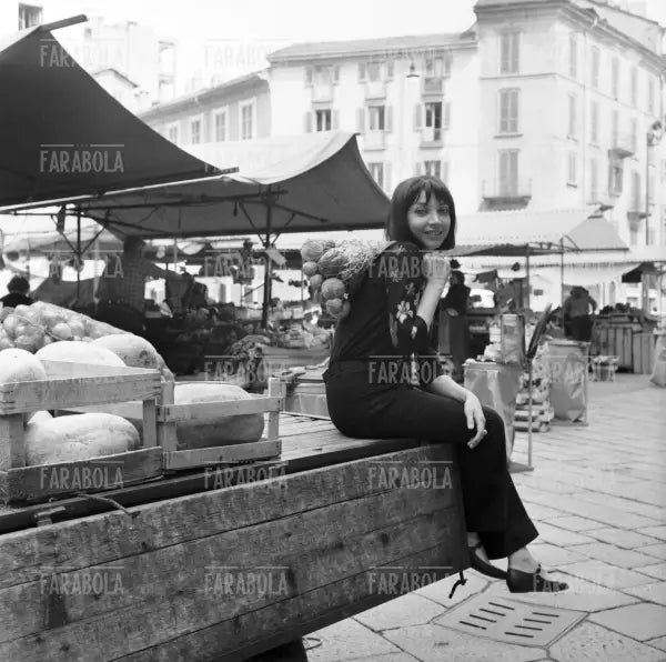 Mariangela Melato al mercato, Milano, 1965
