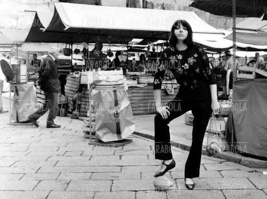 Mariangela Melato al mercato, Milano, 1965