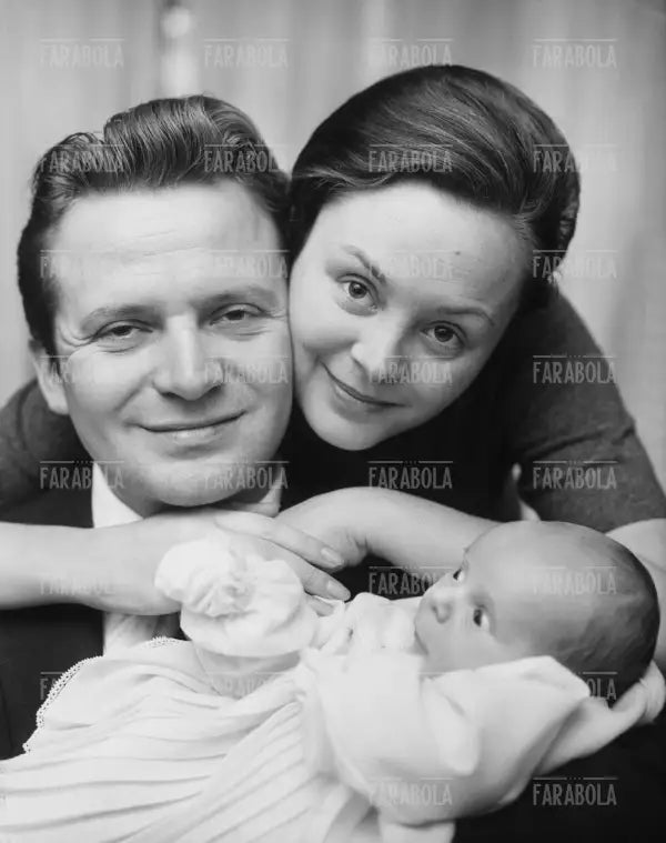 Alighiero Noschese con la moglie Edda e il figlio Antonello, Milano, 1965
