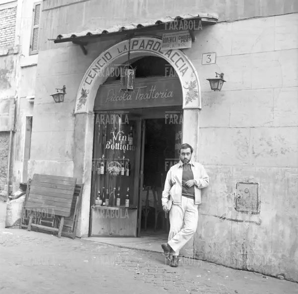 Lucio Dalla davanti alla trattoria Cencio la Parolaccia, Trastevere, Roma, 1965