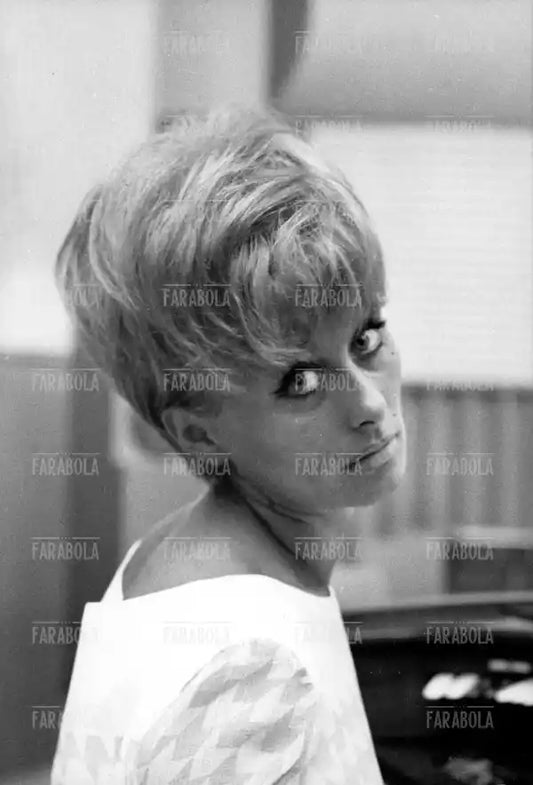 Sandra Mondaini in sala di incisione, La Trottola, 1965