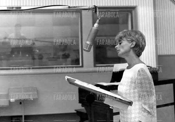 Sandra Mondaini in sala di incisione, La Trottola, 1965