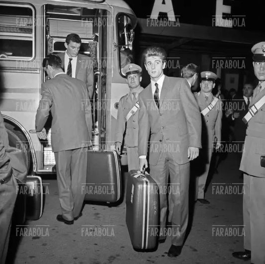 Gianni Rivera scortato all'aeroporto dopo l'eliminazione, ritorno della Nazionale, Genova, 1966