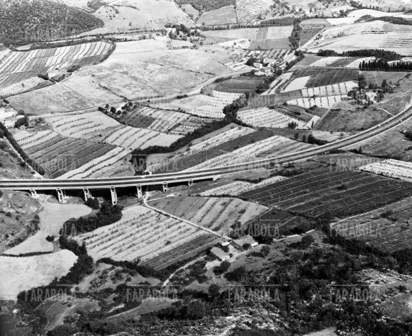 Veduta aerea dell'Autostrada del Sole, Appennino tosco-emiliano, 1966