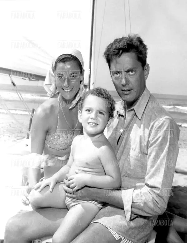 Umberto Agnelli con la moglie Antonella Piaggio e il figlio Giovanni, Forte dei Marmi, 1966