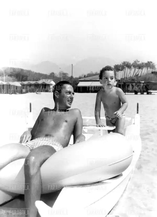 Umberto Agnelli con il figlio Giovanni, Forte dei Marmi, 1966