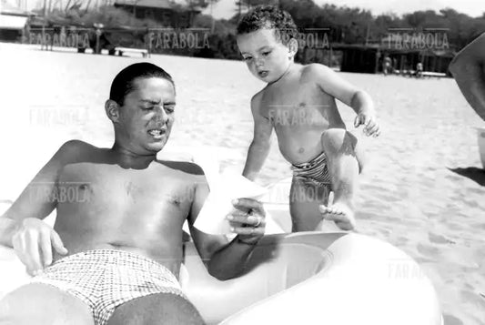 Umberto Agnelli con il figlio Giovanni, Forte dei Marmi, 1966