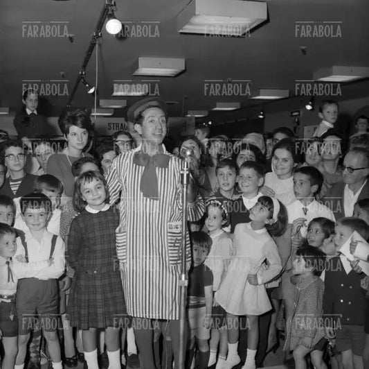 Peppino Mazzullo intrattiene i bambini alla Rinascente, Milano, 1966