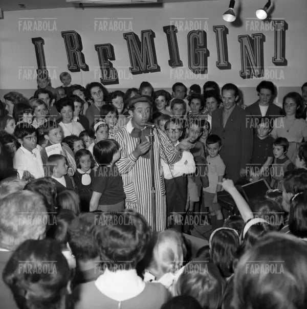Peppino Mazzullo intrattiene i bambini alla Rinascente, Milano, 1966