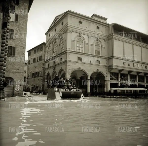 Un mezzo anfibio militare in piazza, Alluvione di Firenze, 1966
