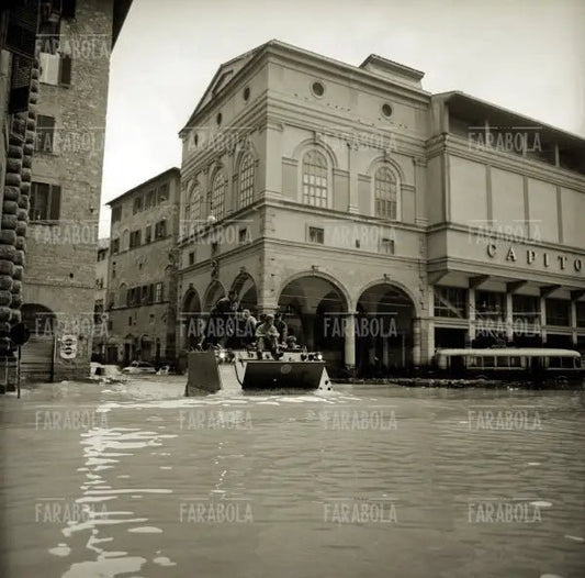 Un mezzo anfibio militare in piazza, Alluvione di Firenze, 1966