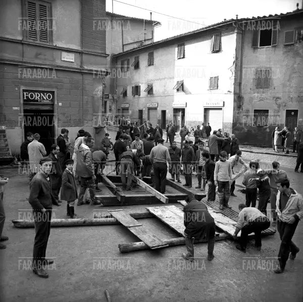 Militari e civili prestano soccorso, Alluvione di Firenze, 1966