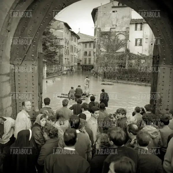 Persone bloccate dall'acqua aspettano i soccorsi, Alluvione di Firenze, 1966