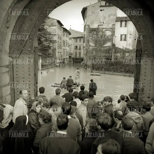 Persone bloccate dall'acqua aspettano i soccorsi, Alluvione di Firenze, 1966