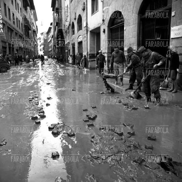 Militari e civili prestano soccorso, Alluvione di Firenze, 1966